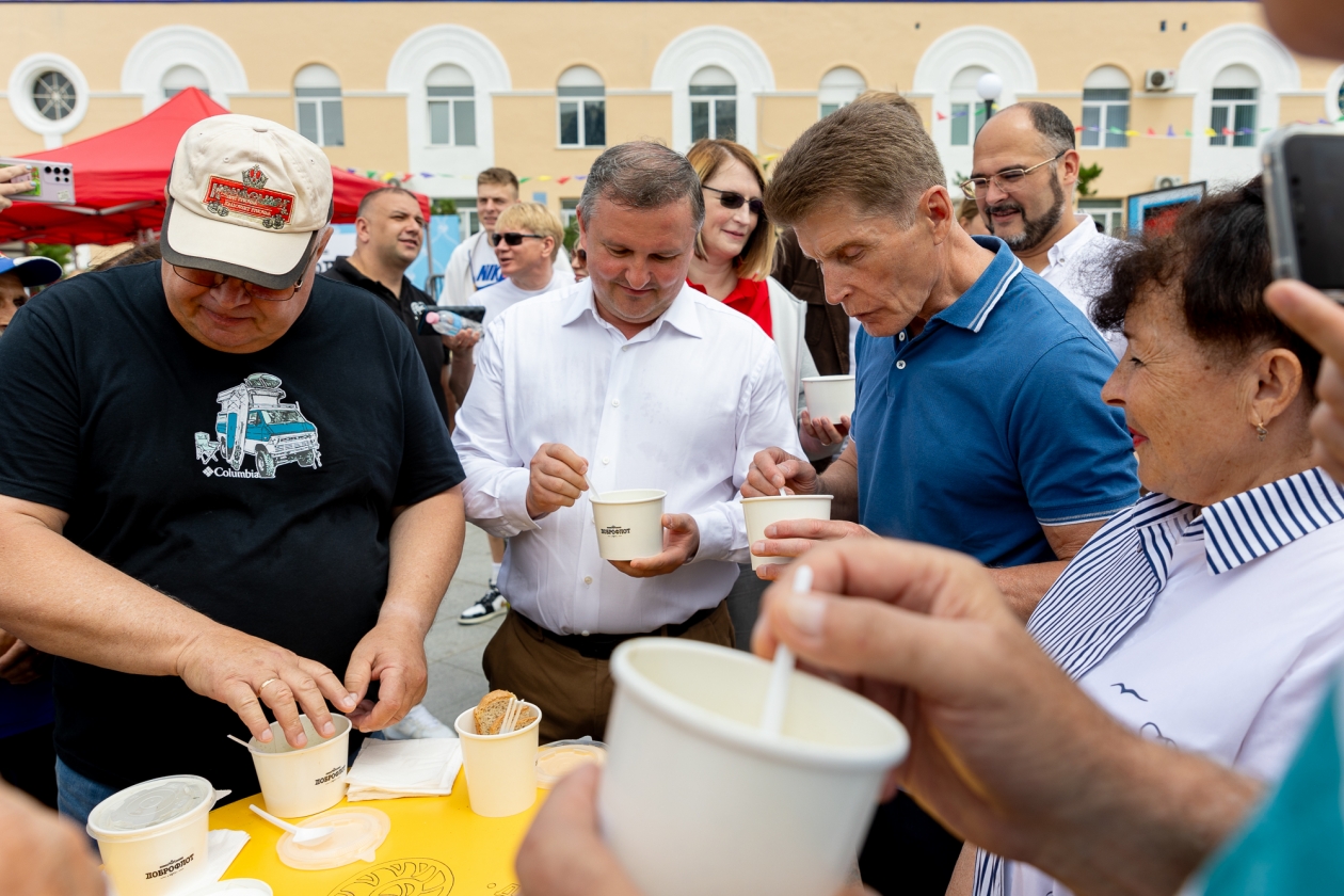 День рыбака во Владивостоке. Традиционная уха