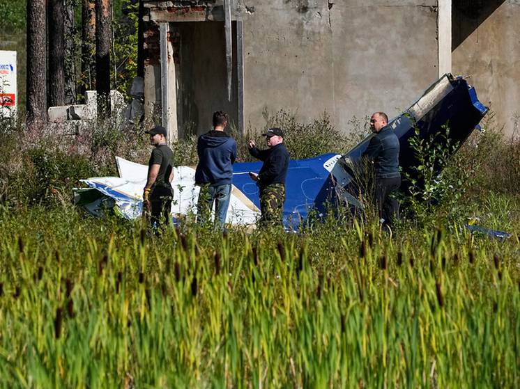 Были ли черные ящики в самолете Пригожина: Генерал Попов допустил уничтожение «черных ящиков» упавшего самолета Пригожина