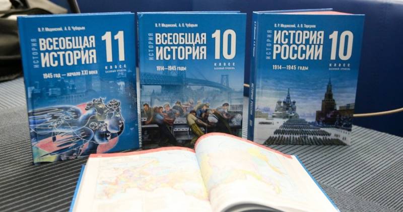Что узнают школьники о спецоперации на Украине из новых учебников истории