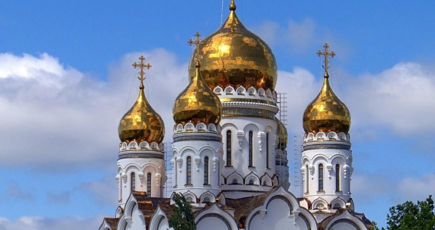 Главные молитвы на каждый день Успенского поста для россиян: что можно делать в эту дату