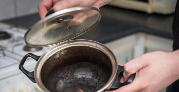 Какими средствами можно быстро и эффективно очистить пригоревшую кастрюлю 