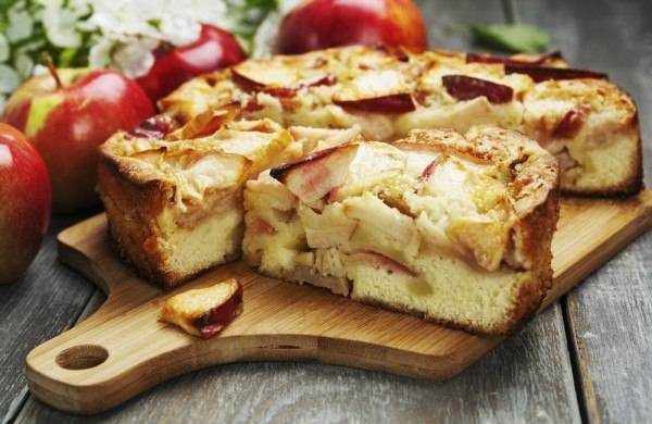 Как быстро из 5 яиц приготовить вкусную яблочную шарлотку 