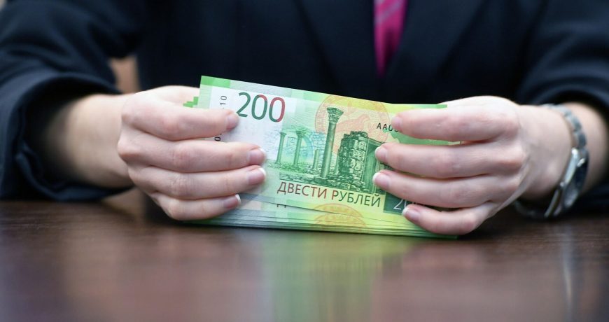 Какие меры поддержки перед новым учебным годом положены семьям с детьми в России