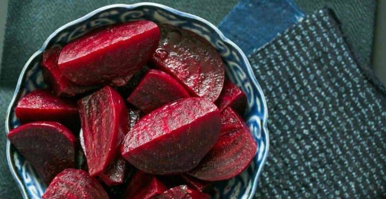 Вкусный и полезный корнеплод: сколько можно есть свеклы и кому от нее лучше отказаться 