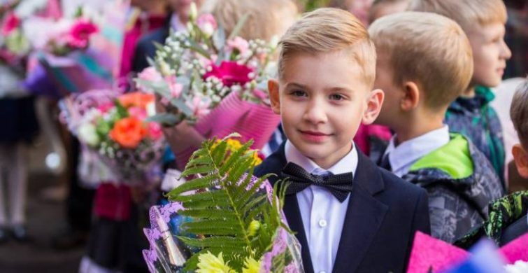 Родителей первоклассника с 1 сентября 2023 года можно поздравить интересными способами 