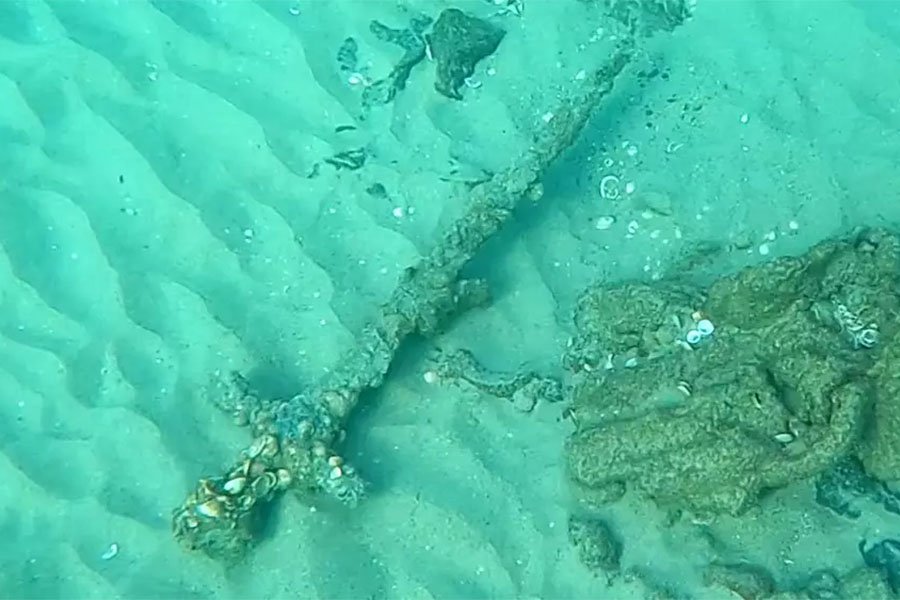 Найденный на морском дне меч крестоносца попал туда в ходе битвы