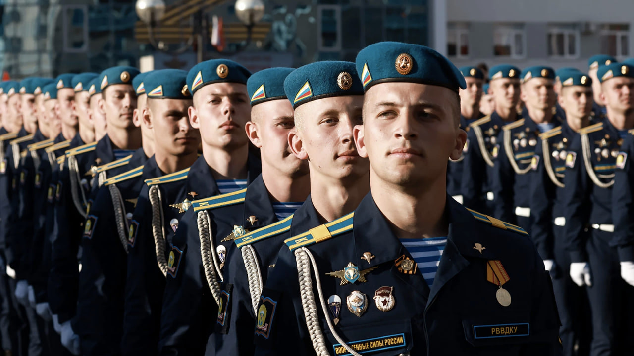 Новые открытки и поздравления для героев с Днем ВДВ 2 августа 2023 года