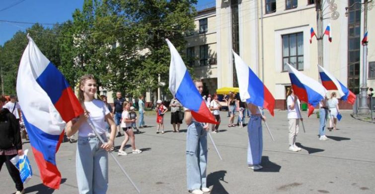 Поздравить близких с Днём Флага России 22 августа можно в стихах и прозе 