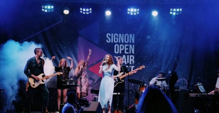 Женя Львовская успешно выступила с сольным концертом на СИГНОН Open Air Fest 2023 