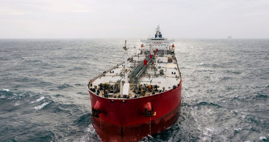 Ценовой потолок на нефть из России необходимо пересмотреть, заявили в Минфине Великобритании