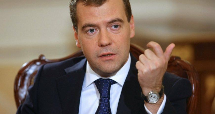 Медведев высмеял грызню Киева и Варшавы «за корку чёрствого хлеба»: комментарии Дмитрия Пескова о конфликте