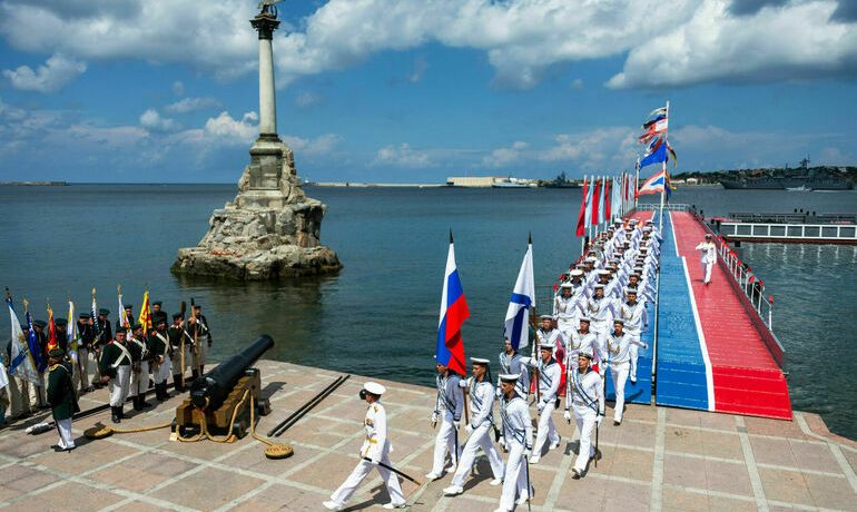 «Севастополь не сломать», — сотни жителей города пели гимн в прямом эфире в ответ на атаки киевских боевиков, комментарии Симоньян о ракетном ударе