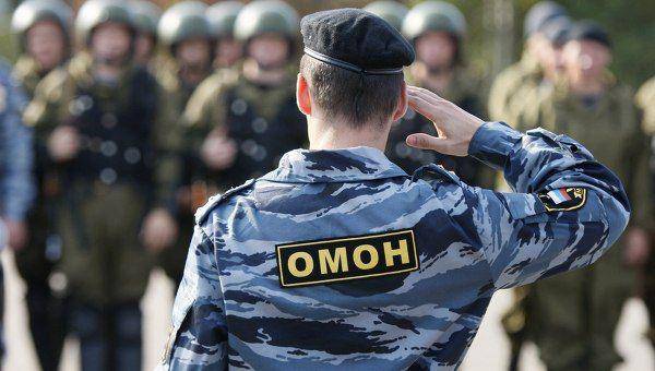 В День ОМОНа России 3 октября 2023 года сотрудников поздравляют открытками и другими необычными подарками 