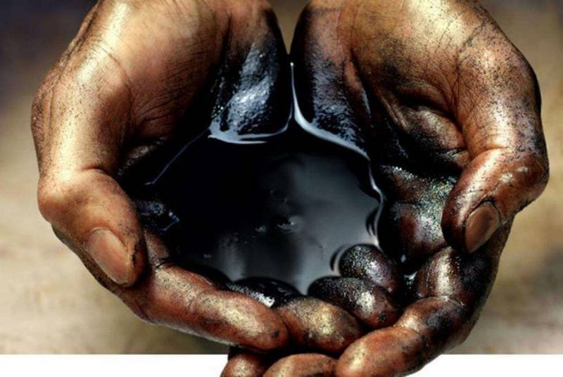 Нефть слегка подешевела после скачка цен из-за эскалации конфликта на Ближнем Востоке: почем сейчас черное золото