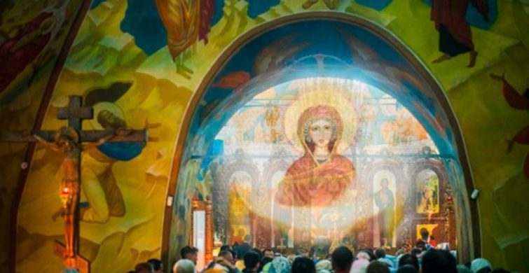 Праздник Покрова Пресвятой Богородицы празднуют Христиане 14 октября ежегодно 