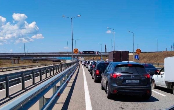 Перед Крымским мостом накануне собралась очередь из автомобилей со стороны Тамани » Новости России и мира 24 часа в сутки — N4K.RU